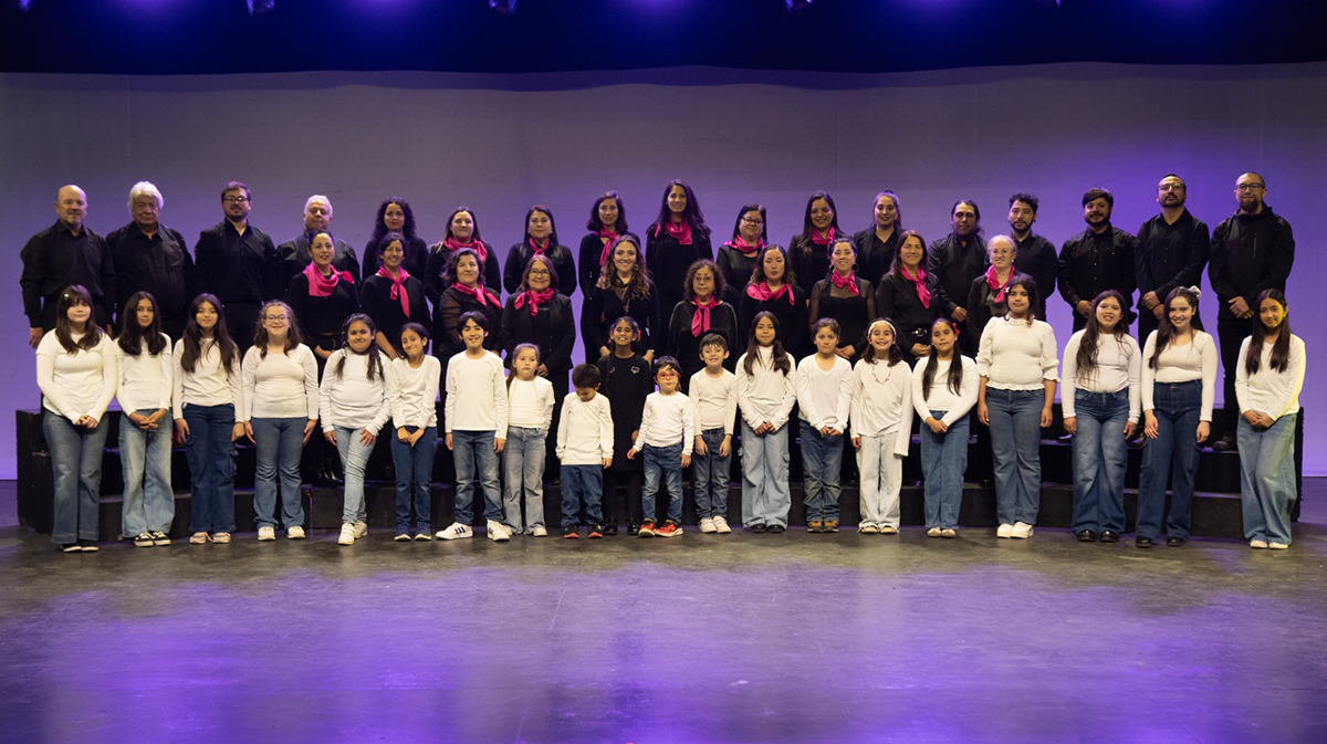 INTEGRANTES DE UN CORO, HOMBRES Y MUJERES, DE 8 A 70 AÑOS. ADULTOS CON ROPA NEGRA. NIÑOS CON JEANS Y POLERA BLANCA