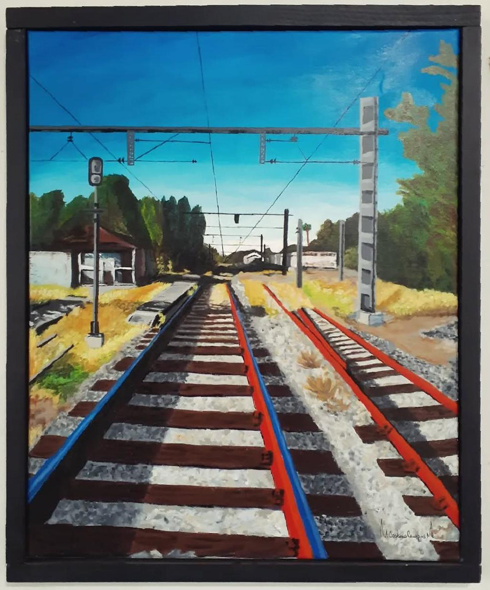 Pintura de rieles ferroviarios que se pierden en el horizonte, rodeados de pastizales y árboles, con señales y estructuras ferroviarias bajo un cielo despejado.