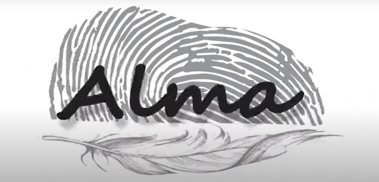 LOGOTIPO PARTE SUPERIOR HUELLA HUMANA EN GRIS, PARTE BAJA PLUMA EN GRIS. SOBRE LA HUELLA LA PALABRA ALMA EN NEGRO