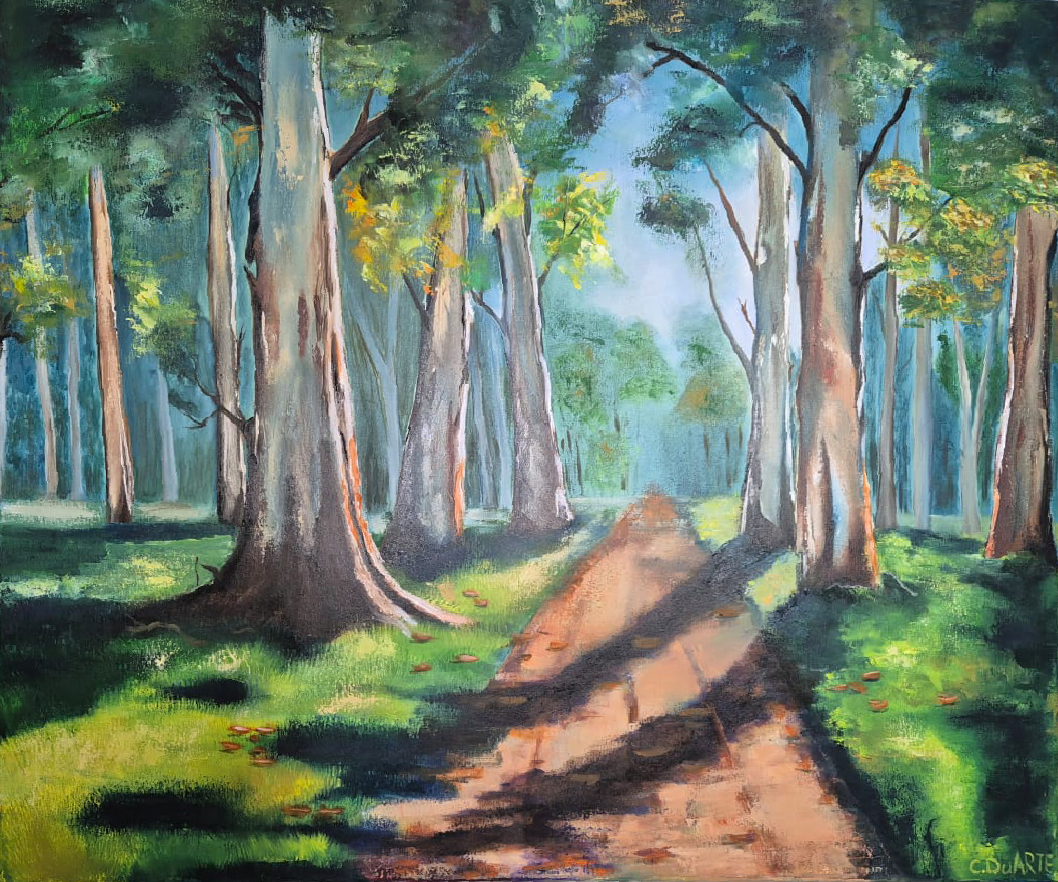 Pintura al óleo de un bosque frondoso con árboles altos y un sendero central iluminado por la luz que atraviesa el follaje, evocando profundidad y tranquilidad natural.