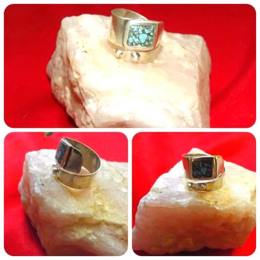 TRES IMAGENES DE ANILLOS HECHOS EN COBRE UBICADOS SOBRE PIEDRA CUARZO BLANCO