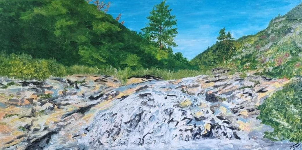 Pintura de un paisaje natural con un curso de agua que desciende entre rocas, rodeado de cerros verdes y vegetación abundante bajo un cielo azul despejado