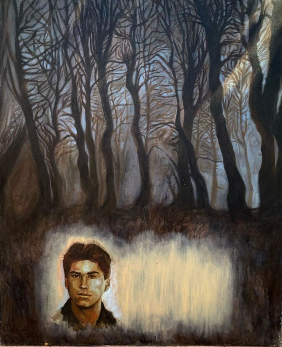 Pintura con paisaje de bosque de árboles altos y oscuros, donde aparece el retrato de un hombre iluminado en la parte inferior, rodeado de una atmósfera sombría.