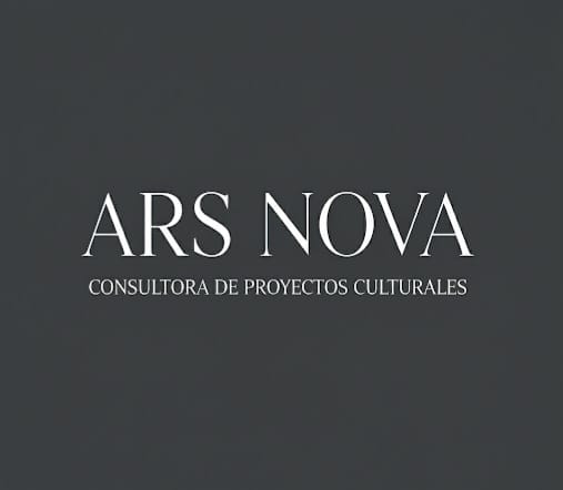 Logotipo con fondo gris oscuro que presenta el texto “ARS NOVA” en letras blancas grandes y debajo la frase “Consultora de Proyectos Culturales” en tipografía más pequeña.